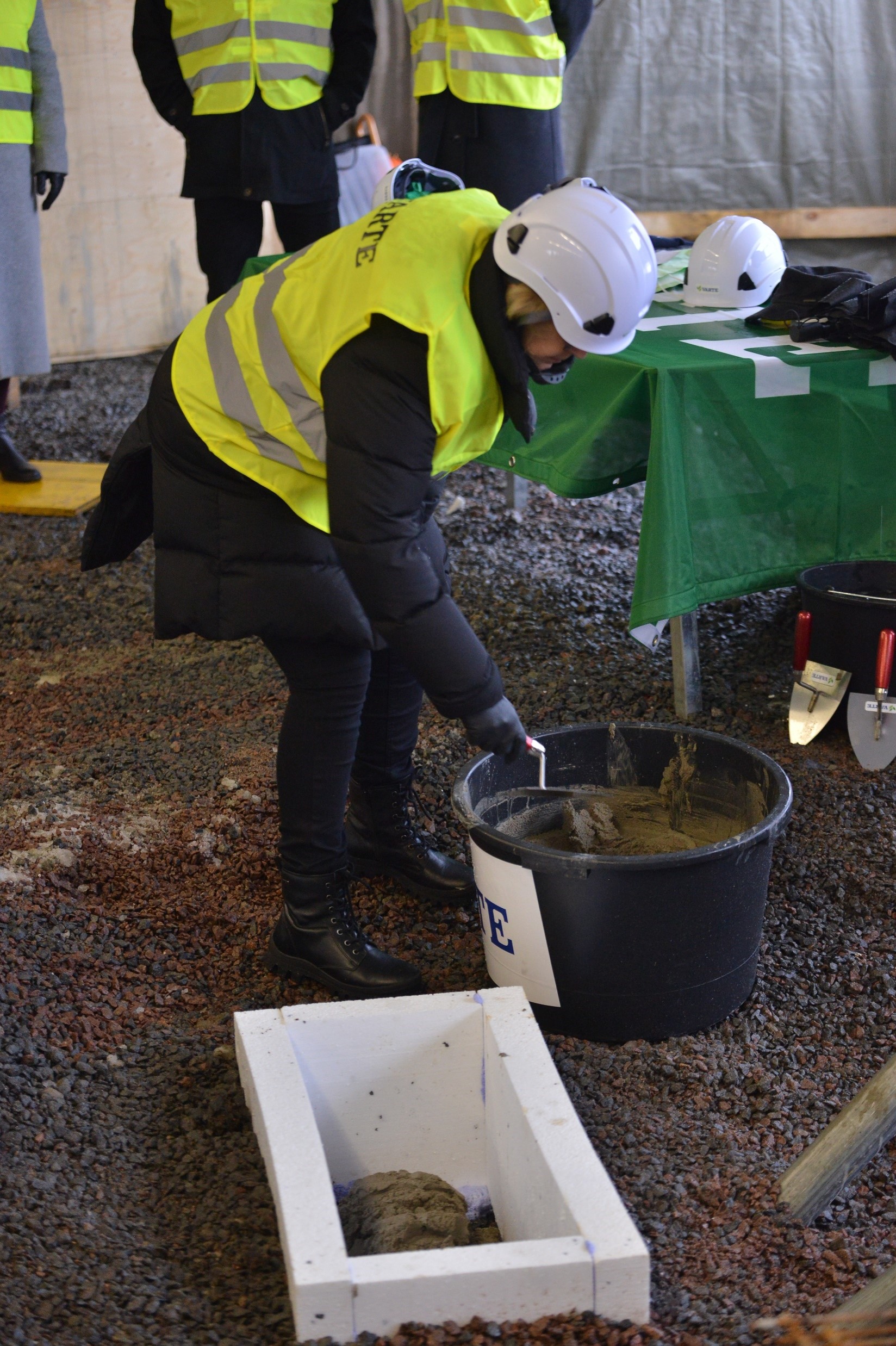 Katriina Ovaska muuraa